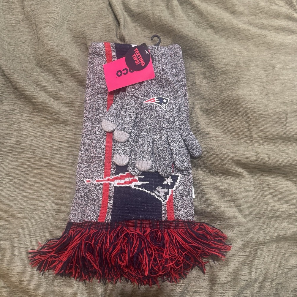 New England Patriots reversible knit winter scarf  Gloves Set FOCO NWT
